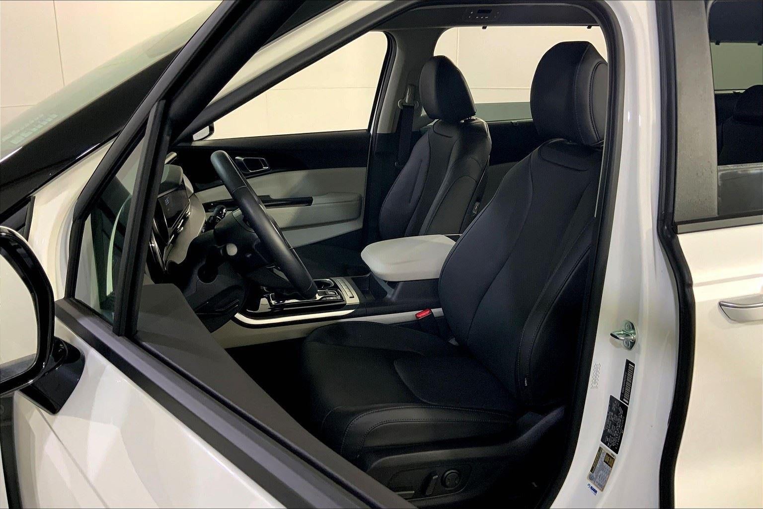 2023 Kia Carnival EX