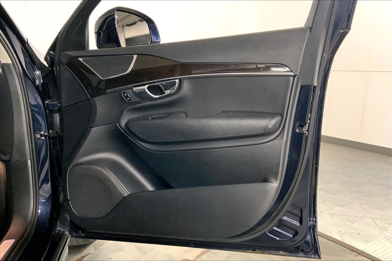 2016 Volvo XC90 T6 Momentum