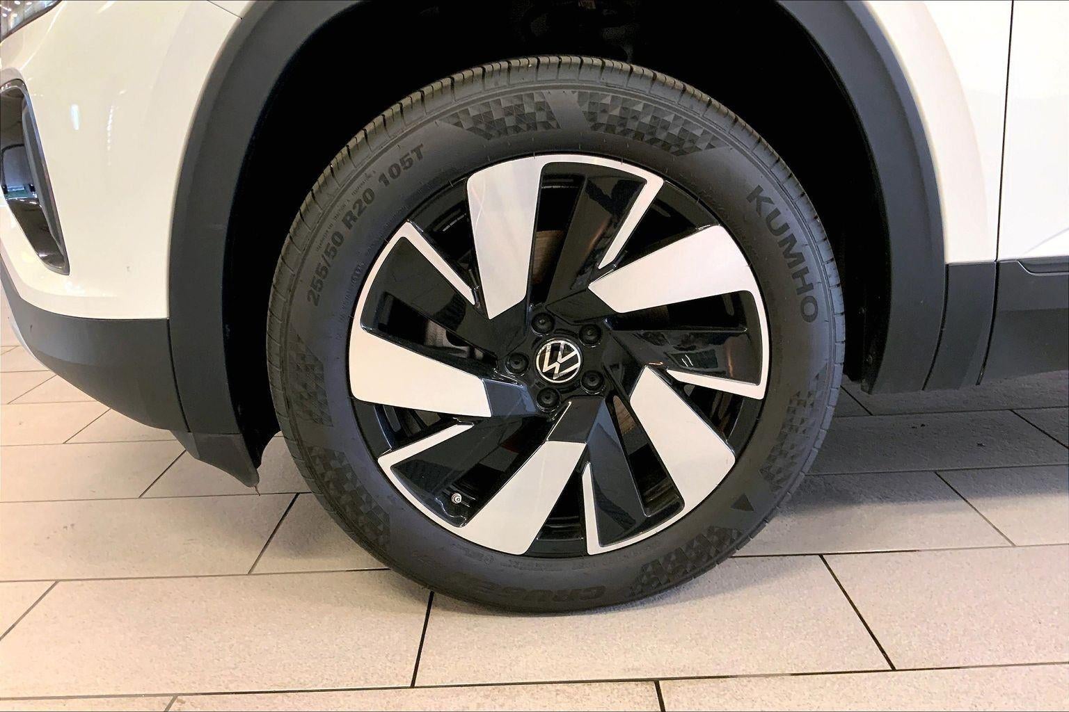 Used 2025 Volkswagen Atlas Cross Sport SE w/Tech with VIN 1V2WE2CA5SC214137 for sale in Kansas City