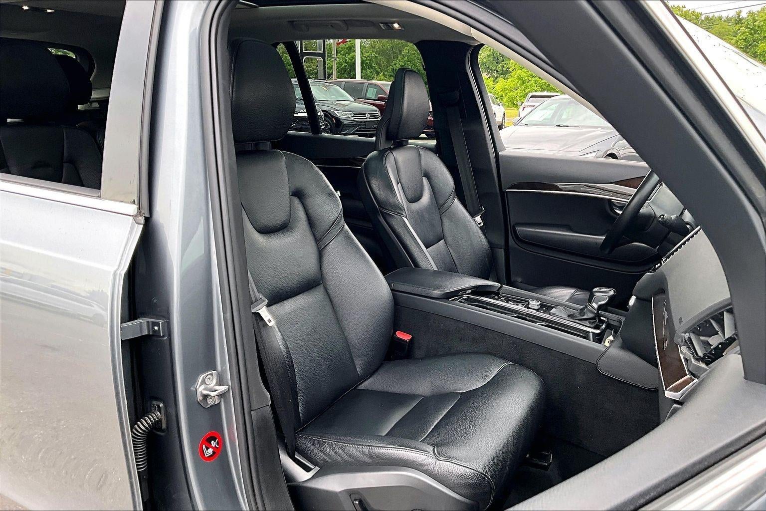 2016 Volvo XC90 T6 Momentum